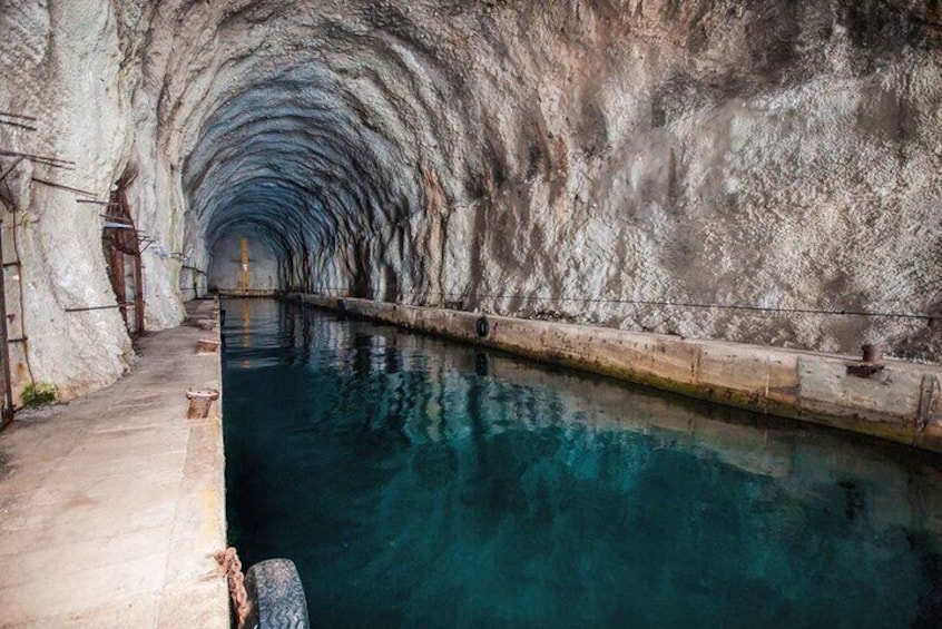 Un tunnel traversé par un cours d’eau ou une rivière. 5