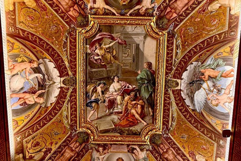 Une fresque détaillée représentant des figures classiques et des éléments architecturaux. 5