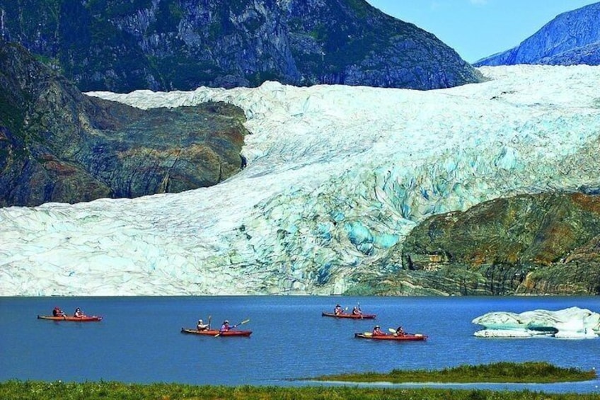 Un glaciar con kayakistas en un lago. 3