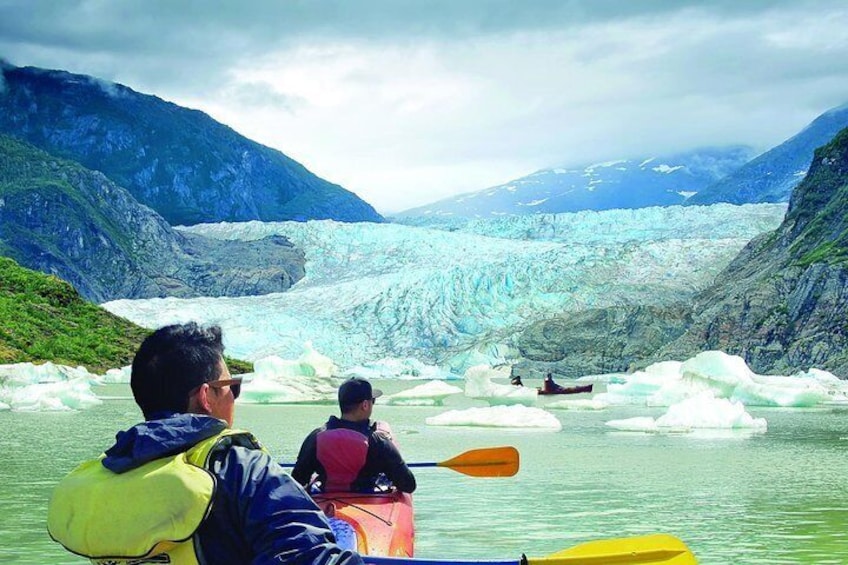 Un glaciar con kayakistas acercándose. 5