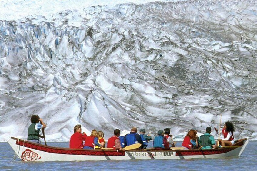 En grupp människor i en båt på en glaciär. 3