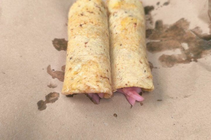 Deux tortillas fourrées et roulées. 2