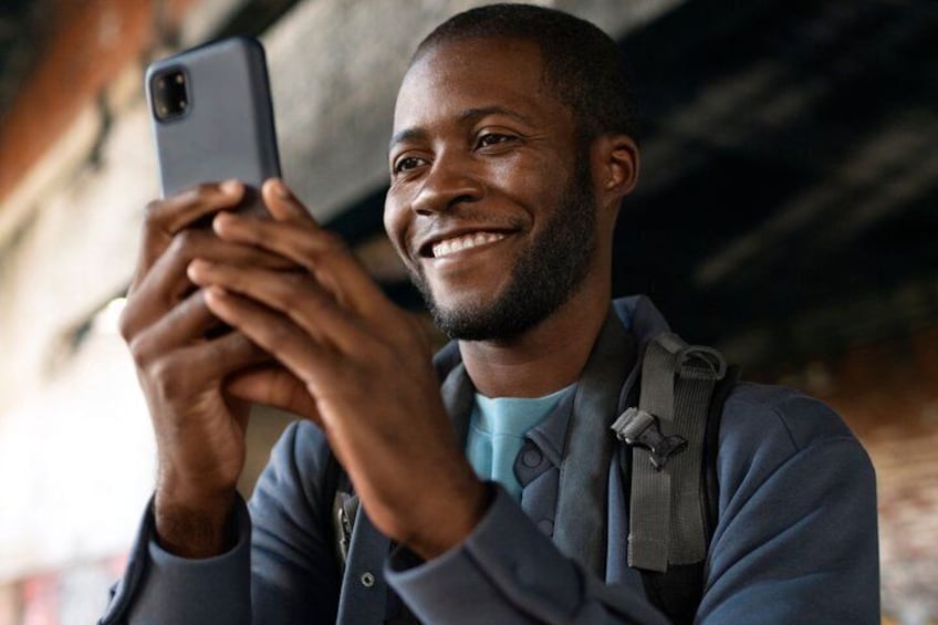 Una persona sosteniendo un teléfono inteligente. 3