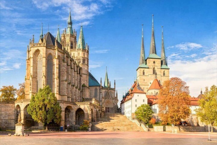 Eine historische Kathedrale mit mehreren Türmen und einem großen Bogen. 1