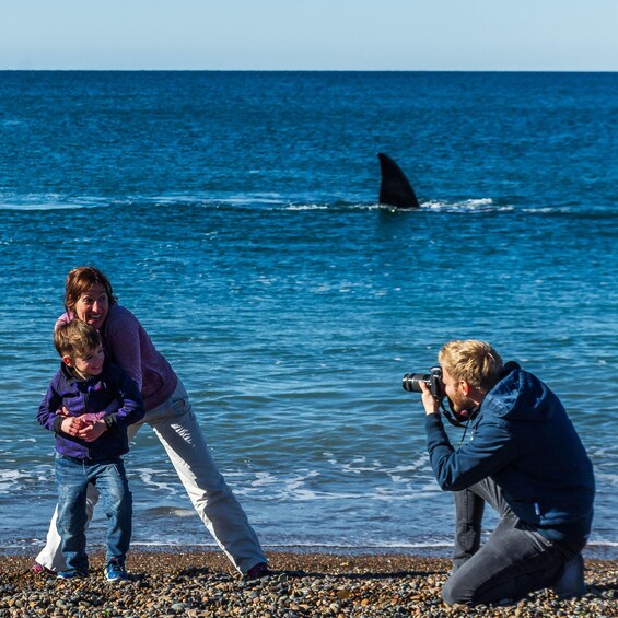 En person som fotograferar en valfena i havet. 5