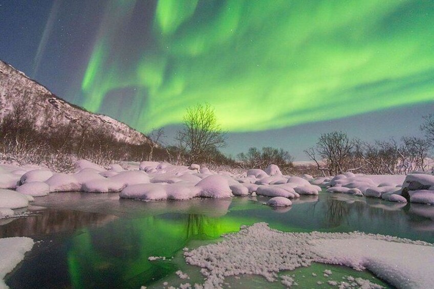 Une rivière aux eaux gelées, où l’on peut admirer des formations de glace et des aurores boréales. 3