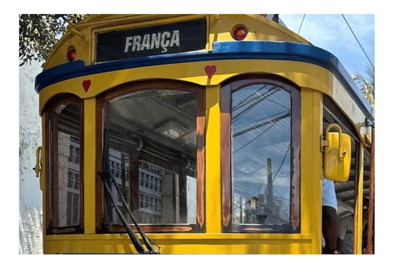 A yellow tram with 'FRANÇA' written on the front. 5