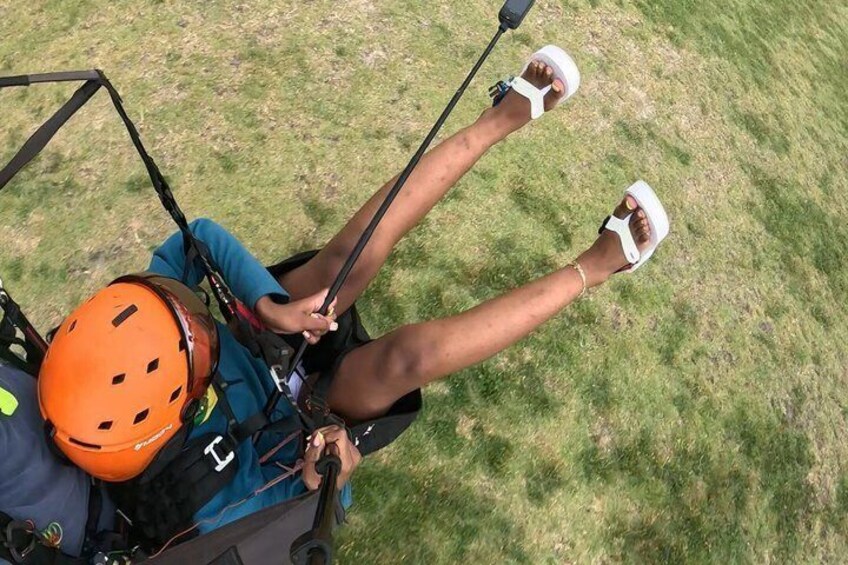 En person som sitter i en golfbil, håller i en golfklubba, bär hjälm och har en ryggsäck på sig. 3