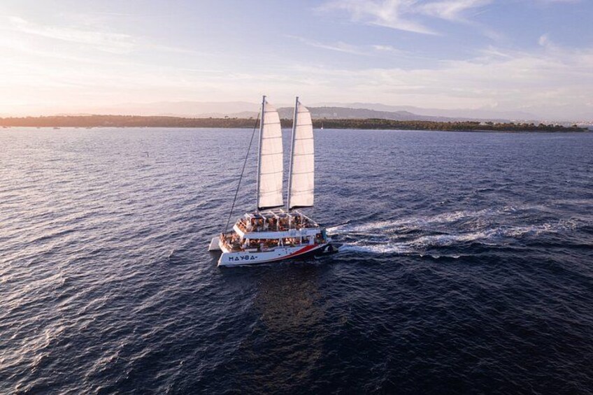 Un voilier avec plusieurs voiles naviguant sur une étendue d’eau calme. 5