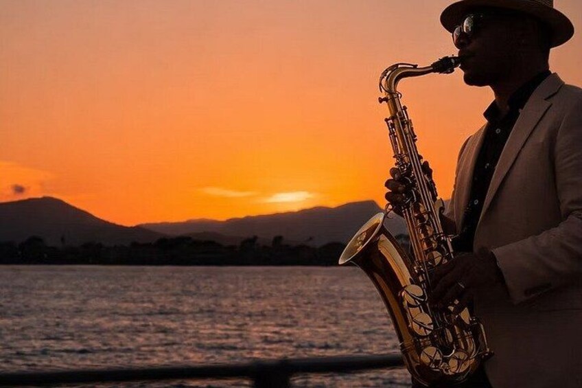 Une personne jouant du saxophone sur fond de coucher de soleil. 2