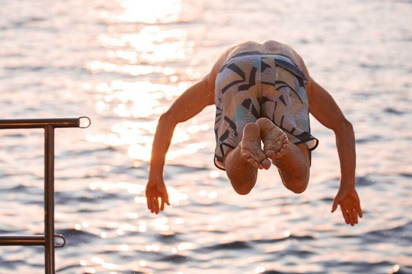 Une personne qui plonge dans l’eau depuis un plongeoir. 3