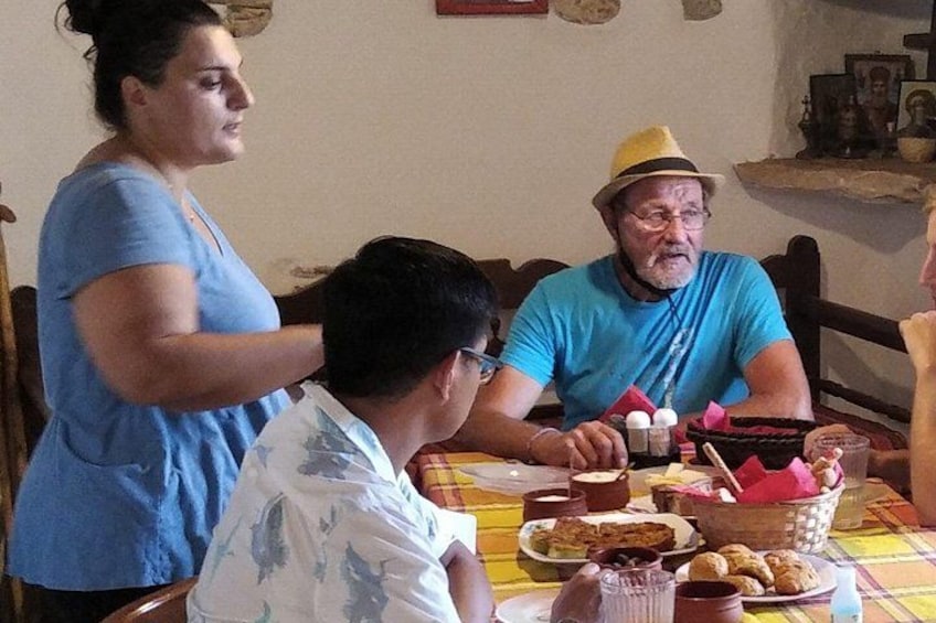 Una famiglia a tavola con diversi piatti e bevande. 4