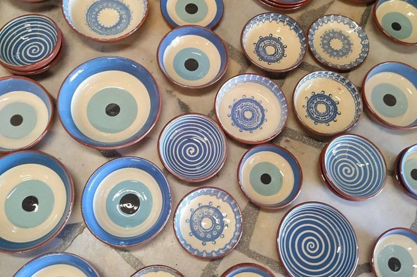 Una selezione di piatti in ceramica con diversi motivi e decorazioni. 5