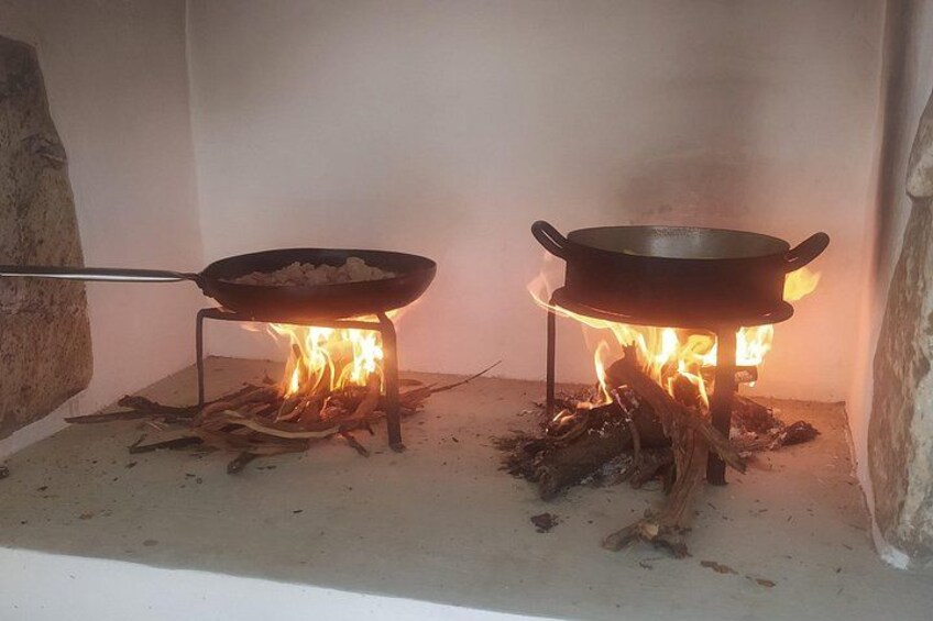 Due pentole su una fiamma viva. 3