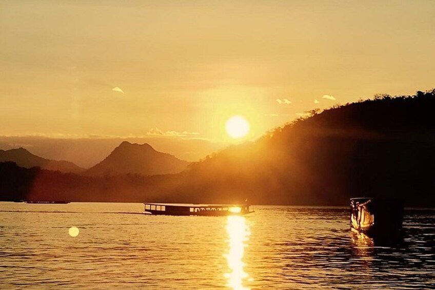 Un coucher de soleil sur une étendue d’eau, avec un bateau et un quai. 3
