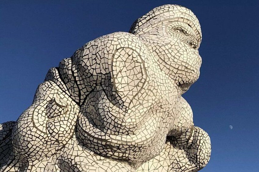 Una escultura de mosaico que representa una figura de cabeza redondeada y nariz destacada. 4