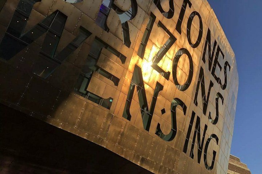 Un edificio con las palabras 'STONES' y 'PRISON' en su fachada. 3