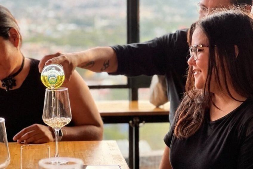 Una persona sirviendo una bebida en un vaso. 1