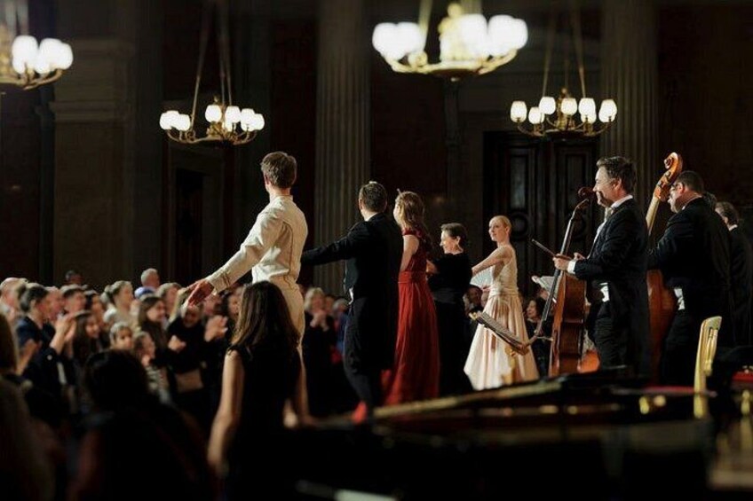 Un evento formal con gente bailando y una orquesta en vivo. 3