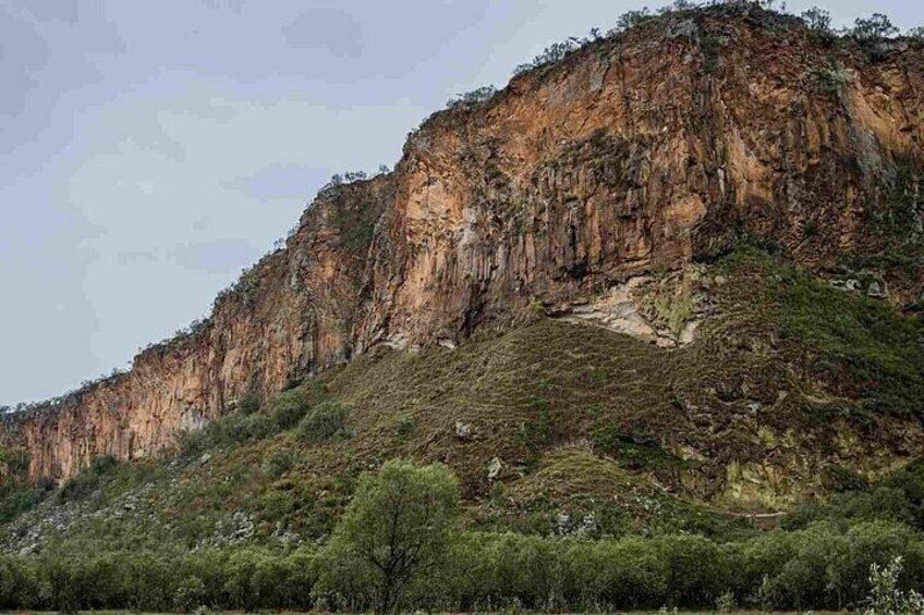 Una montaña escarpada con un precipicio pronunciado y vegetación escasa. 5