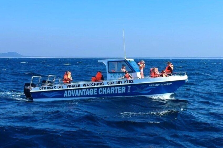 Ein Boot namens 'ADVANTAGE CHARTER I' mit Personen, die Rettungswesten tragen, fährt auf dem Ozean. 2