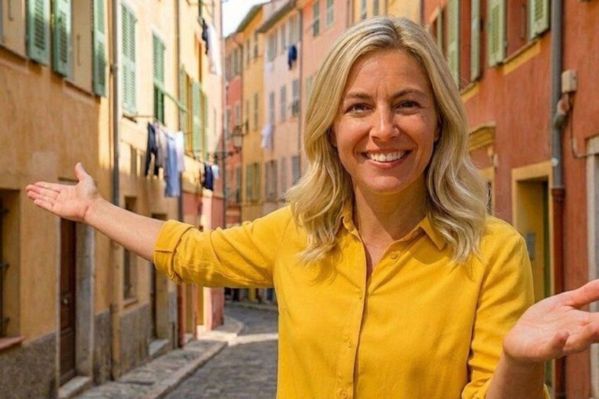 Une personne vêtue d’un t-shirt jaune se tient dans une rue étroite, bordée de bâtiments des deux côtés. 1