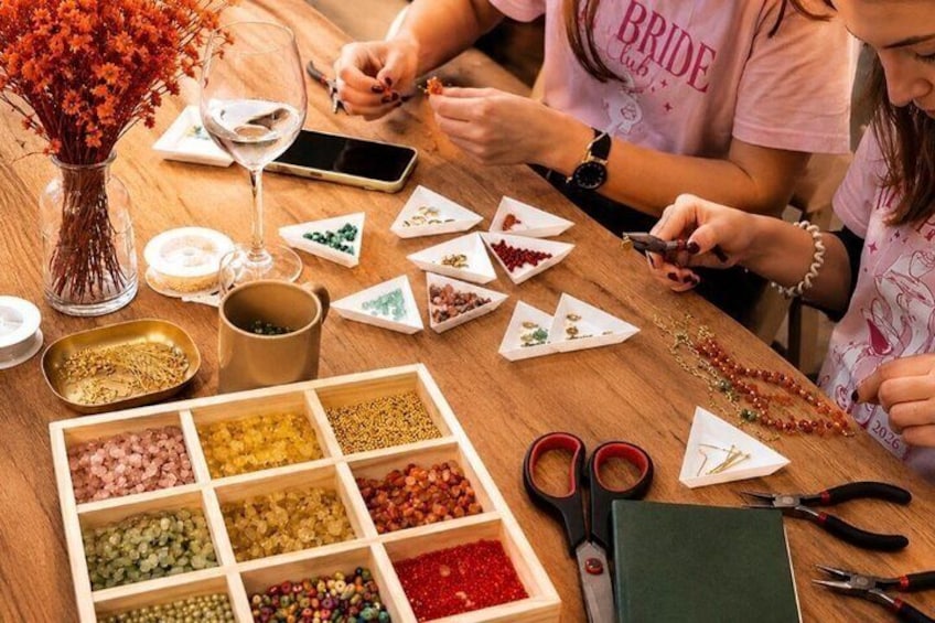 Actividad creativa con cuentas, tijeras y un teléfono sobre una mesa de madera. 1