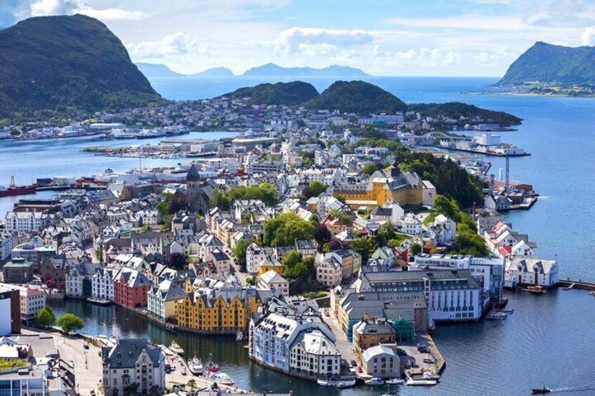En kuststad med historiska byggnader, en hamn och berg i bakgrunden. 1