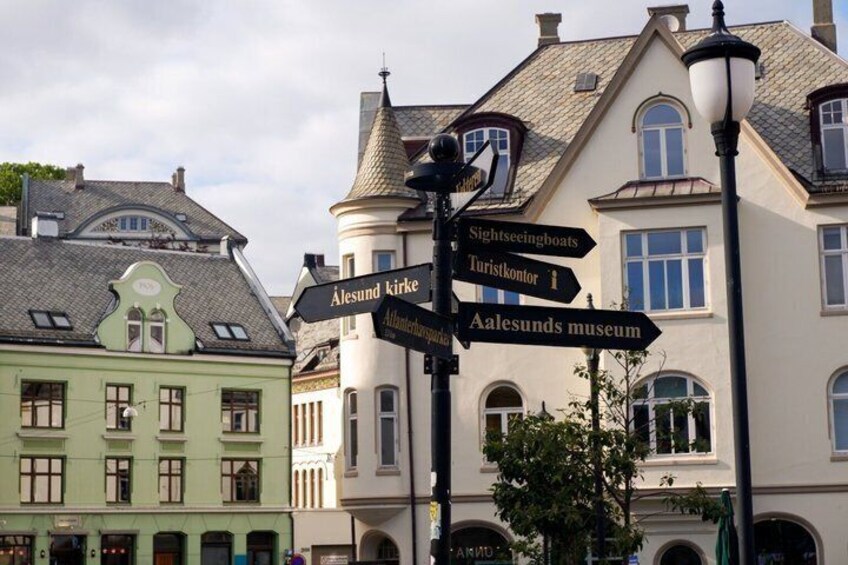 En vägskylt med anvisningar till Aalesunds kyrka, Aalesunds museum och turistinformationen. 2