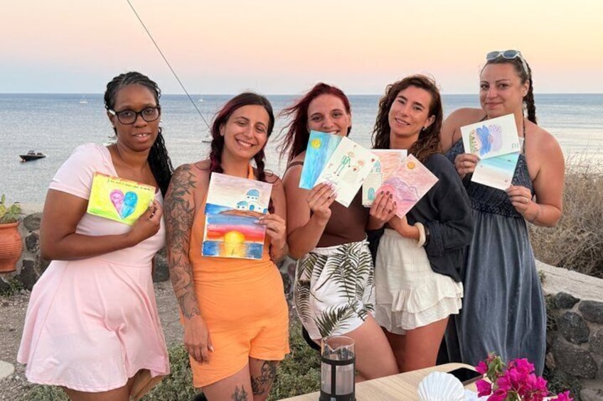 Un gruppo di persone che tiene in mano disegni colorati in riva al mare. 5