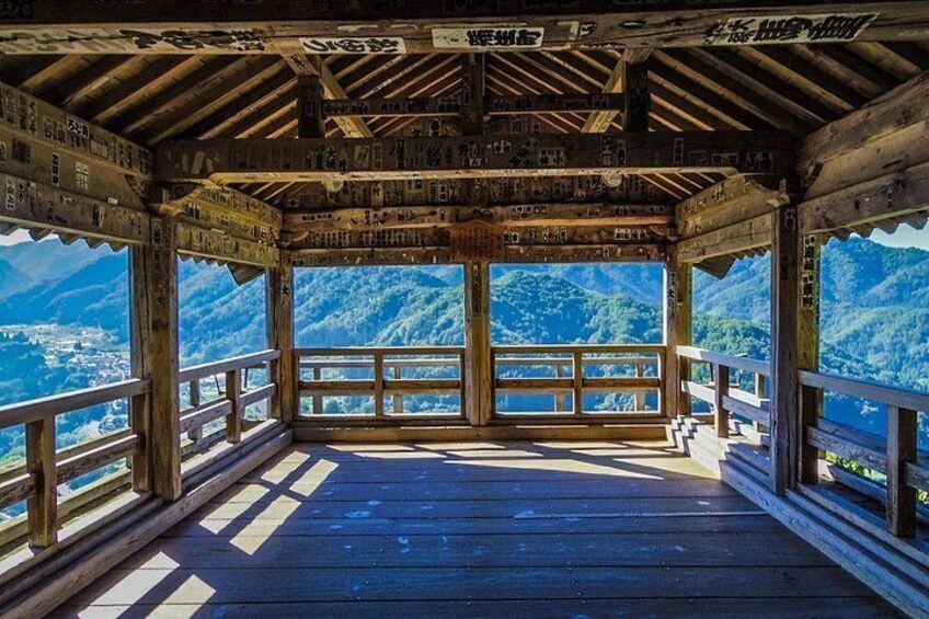 Una estructura de madera con vistas a montañas. 4