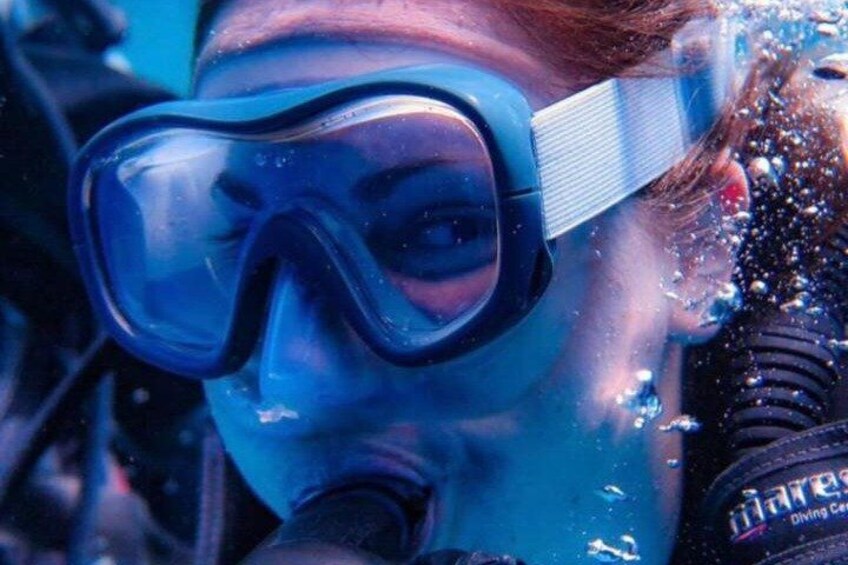 A person wearing a diving mask and snorkel. 4