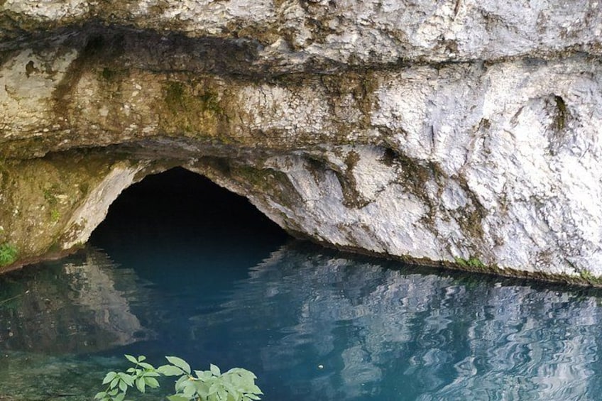 L'entrée d'une grotte, avec de l'eau à l'intérieur. 2