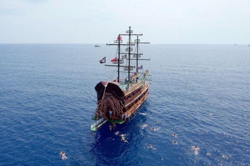 Een groot schip met meerdere masten dat over de oceaan vaart. 4