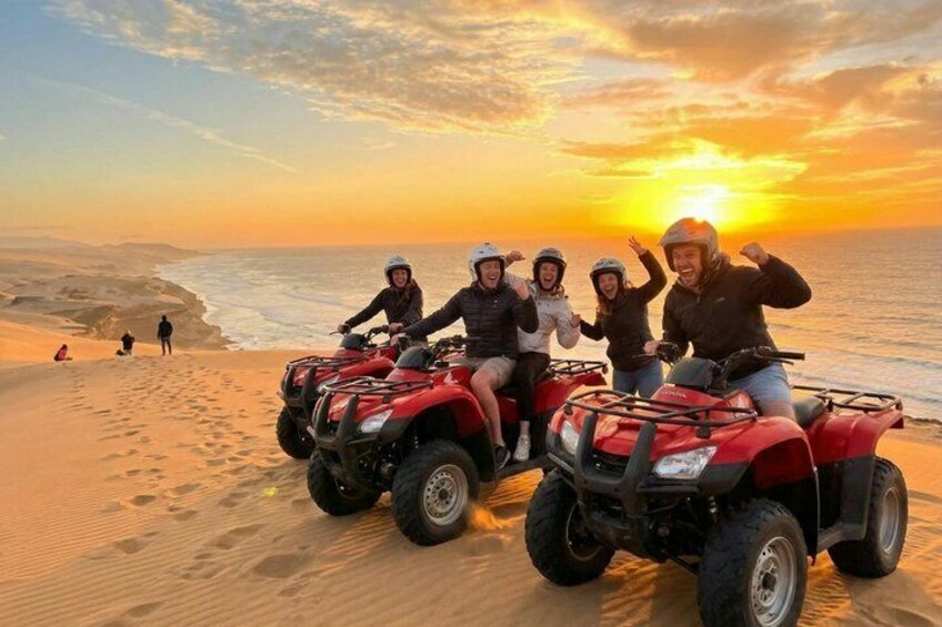 Un groupe de personnes sur des quads sur une plage au coucher du soleil. 2