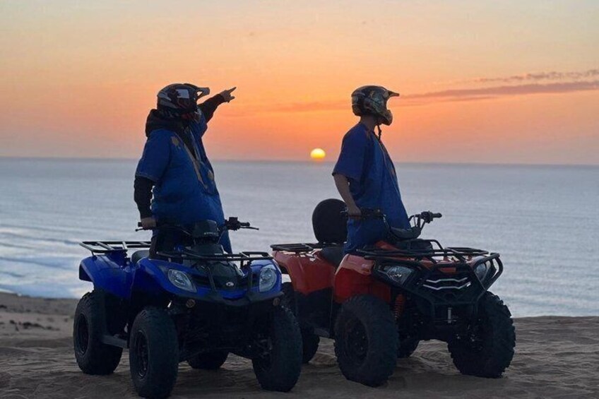 Deux personnes sur des quads sur une plage au coucher du soleil. 5