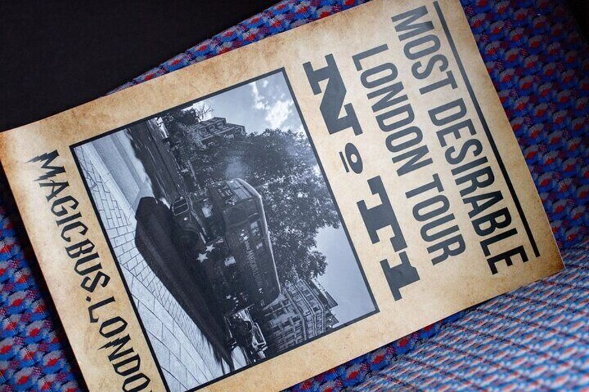 Ein Vintage-Reiseplakat mit einem Schwarz-Weiß-Foto eines Londoner Wahrzeichens, möglicherweise einer Brücke, sowie dem Text 'MOST DESIRABLE LONDON TOUR' und 'MAGIC BUS LONDON'. 4