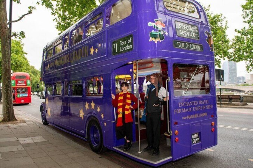 Ein lila Doppeldeckerbus mit dem Schriftzug 'Tour of London', geparkt am Straßenrand. 1