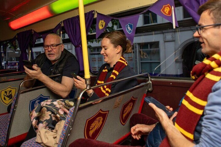 Busreisende mit Bannern und Wappen eines Sportteams. 5