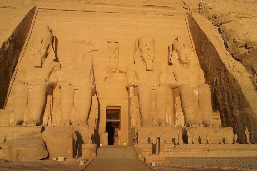 Le Grand Sphinx de Gizeh, avec une entrée bien définie et de grandes statues de chaque côté. 5