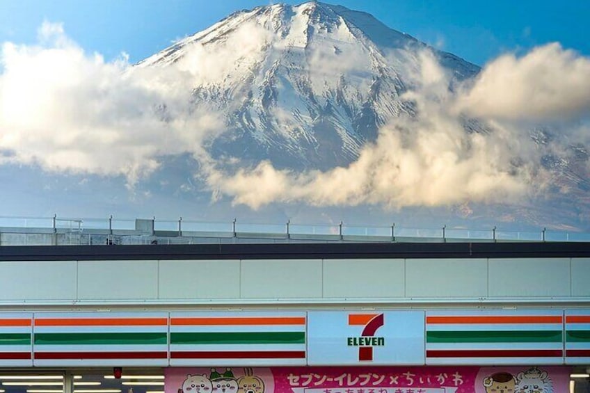 Un negozio di alimentari 7-Eleven con una montagna sullo sfondo. 3