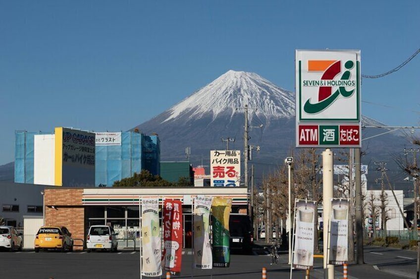 Un negozio di alimentari 7-Eleven con una montagna sullo sfondo. 4