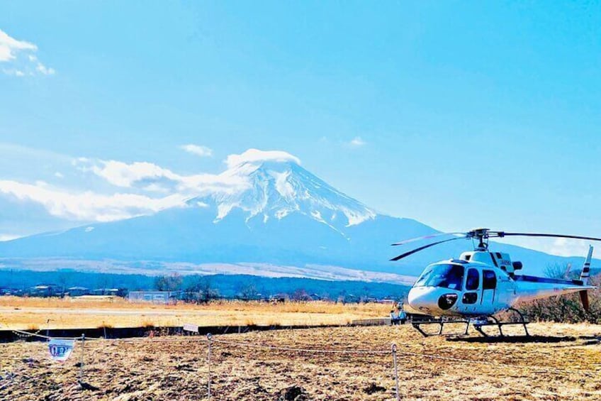 Un elicottero su un piazzale di atterraggio con una montagna innevata sullo sfondo. 1