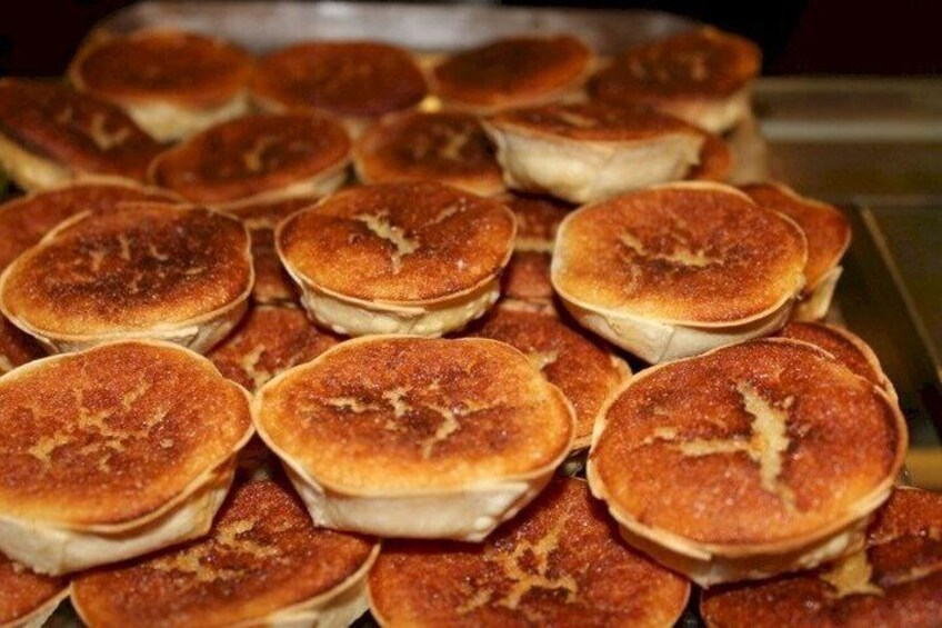 Une assiette de crêpes fraîchement préparées. 4