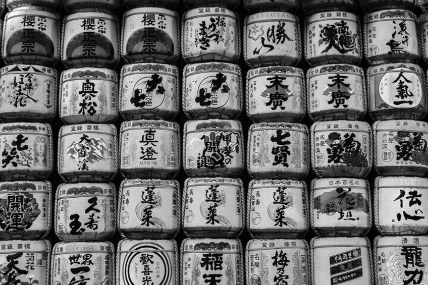 Een verzameling traditionele Japanse theebakjes met kalligrafie. 1