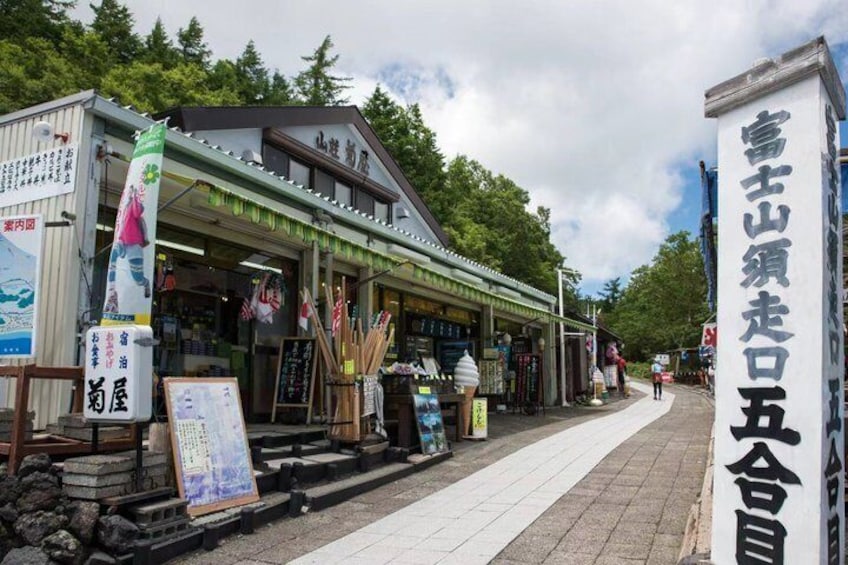 En traditionel japansk bygning med et skilt, fortov og gade. 4
