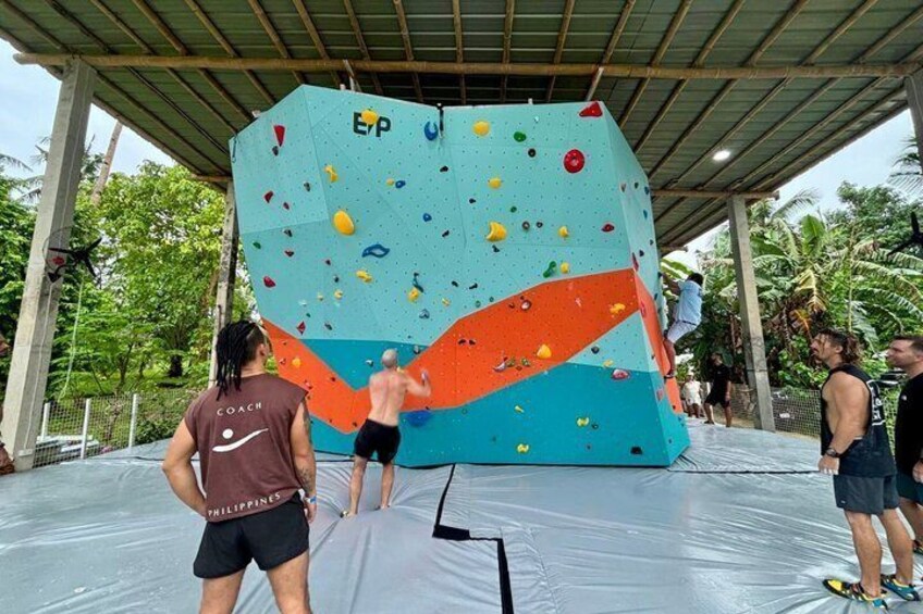 Ein Kletterzentrum mit farbenfroher Wand und überdachtem Bereich. 5