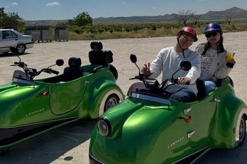 Dos coches deportivos Lamborghini verdes estacionados en un paisaje desértico con cielo despejado. 2
