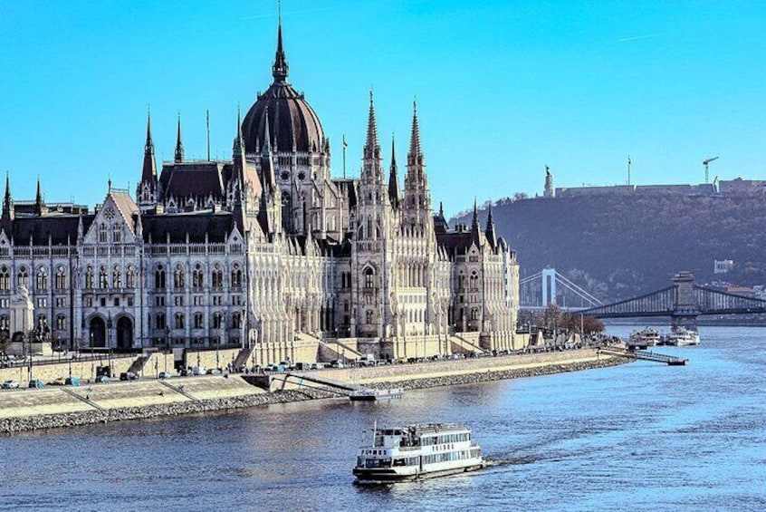 El edificio del Parlamento húngaro, con un río y un puente al fondo. 2