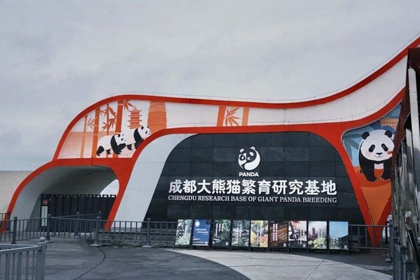 Een gebouw met een pandalogo en Chinese tekst, wat aangeeft dat het een pandavooronderzoekcentrum is. 1